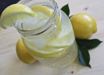 Agua con limón en ayunas, ¿es beneficioso?