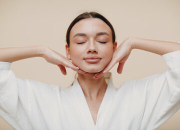 Te contamos qué es el yoga facial y cómo funciona para tonificar el rostro