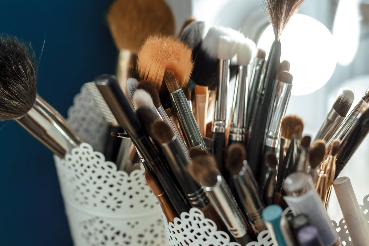 8 trucos para organizar el maquillaje y hacer limpieza de los productos que ya no usas