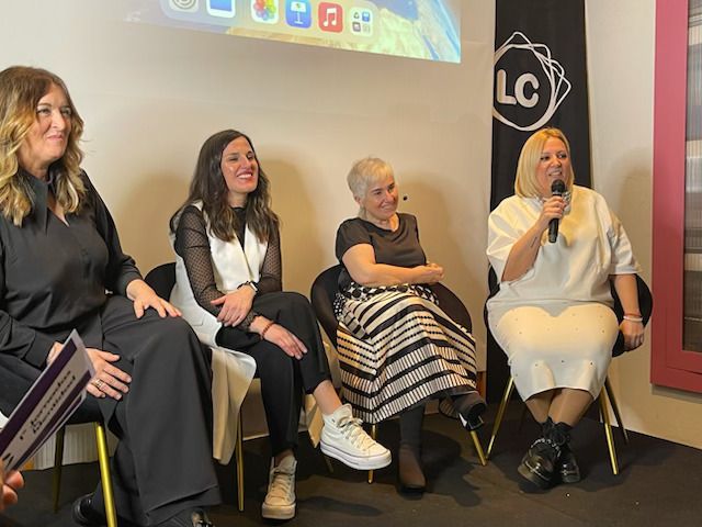 Isorna Juncal y Begoña Rodríguez, del equipo de Formación de Intrategia Spain, comparten vivencias en la Jornadas de Identidad Lourdes Crego