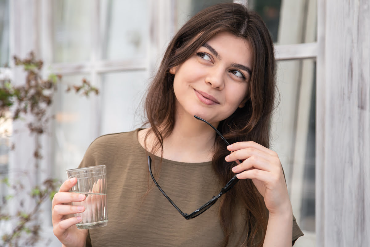 ¿Beber agua antes de comer ayuda a adelgazar?