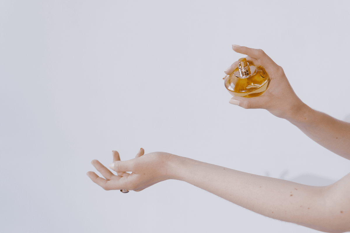 ¿Los perfumes hacen que salgan manchas?