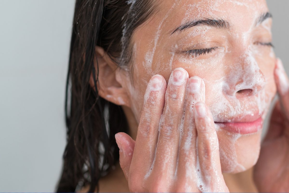5 errores que cometes al lavarte la cara (y que hacen que tu rutina de belleza sea menos efectiva)
