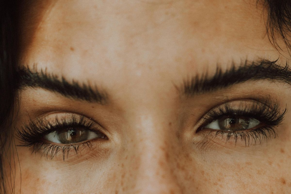 Dime de qué color son tus ojos y te diré qué tono de máscara de pestañas te favorece más